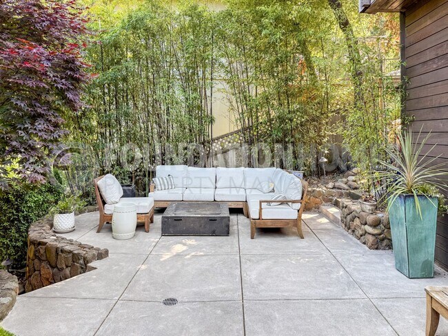 Building Photo - Modern Mill Valley Retreat - A/C - EV - FO...