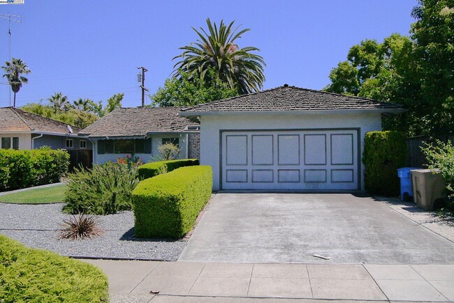 Primary Photo - 1420 Primrose Way