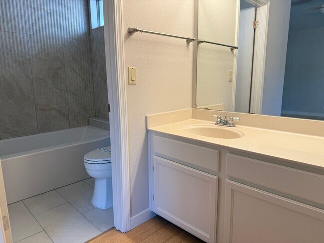 Building Photo - 929 Glenfinnan Way