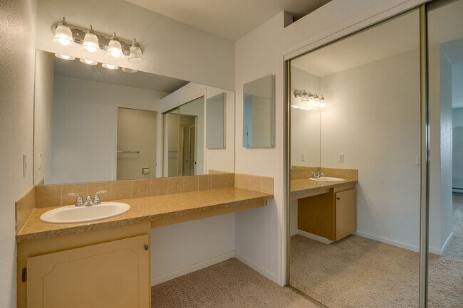 Building Photo - Downtown Mercer Island Condo Available Now!