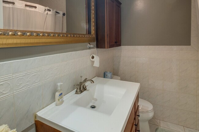 Building Photo - 9305 Pine View Ln