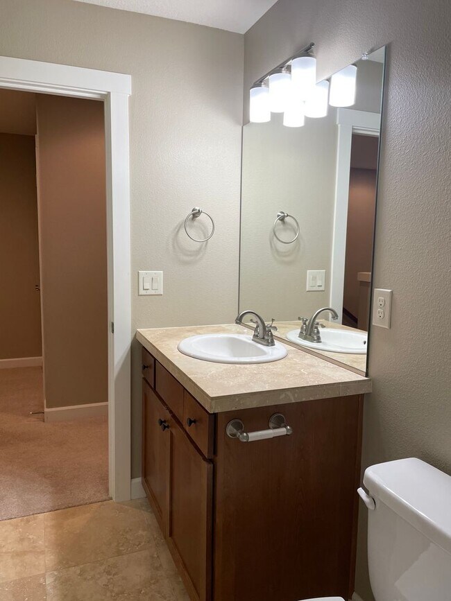 Building Photo - NEWER LUXURY Style Townhouse with a gorgeo...