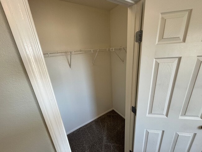 Building Photo - Beautiful 4Bed/2.5 Bath/2Car 2 Story Home nestled in this beautiful Southwest Community near Rhod...