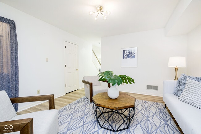 Building Photo - 592 E Vermont St