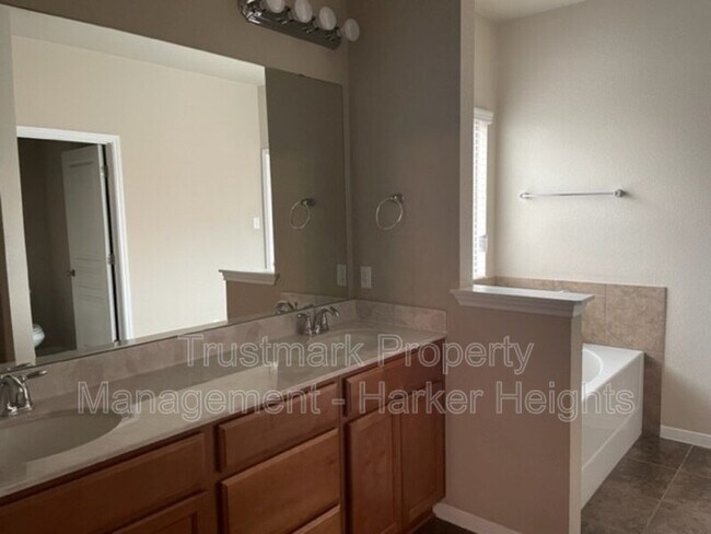 Building Photo - 8121 Iron Gate Dr