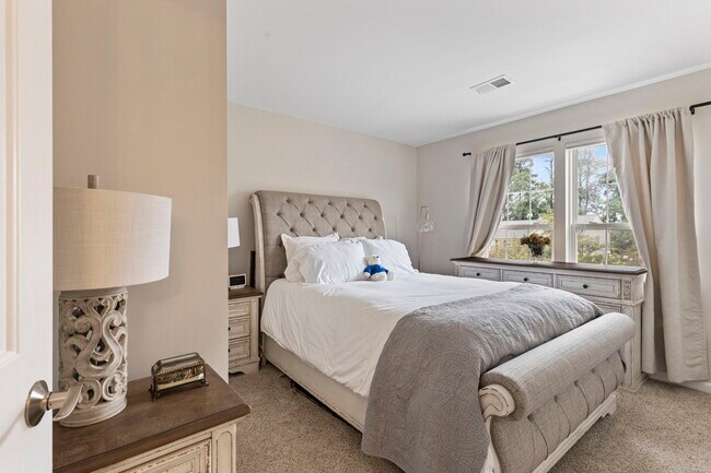 Building Photo - 2025 N Buchanan Ct