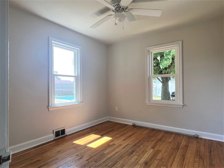 Building Photo - 108 E Cochran St