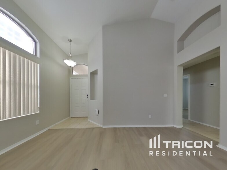 Building Photo - 1335 W Wahalla Ln