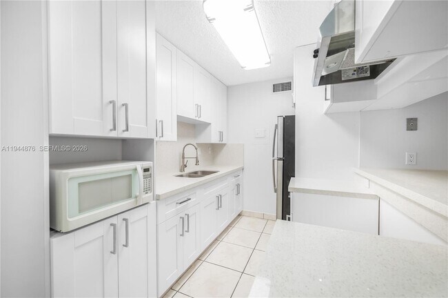 Building Photo - 7100 Fairway Dr