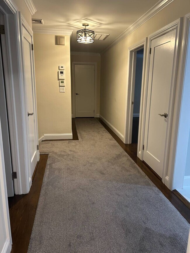 Building Photo - 260 Eastchester Rd