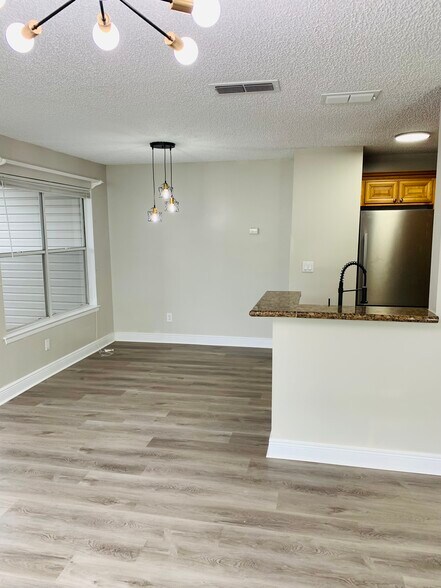 Building Photo - 715 Sugar Bay Way