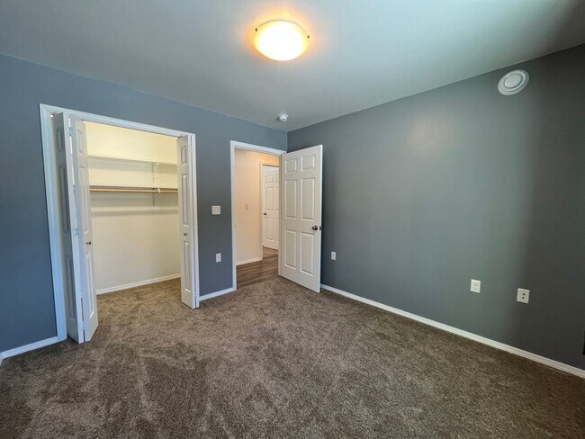 Building Photo - Newer, energy efficient, pet friendly home...