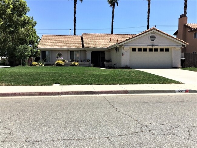 Building Photo - Westside location! Beautiful Single Story On Large Corner Lot