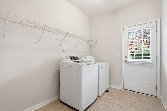 Building Photo - STUNNING TOWNHOME-AVAILABLE FOR IMMEDIATE ...