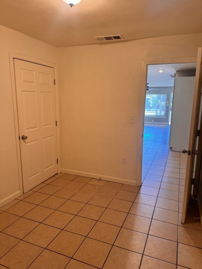 Building Photo - Beautifully Updated 4/2 in Old Fig