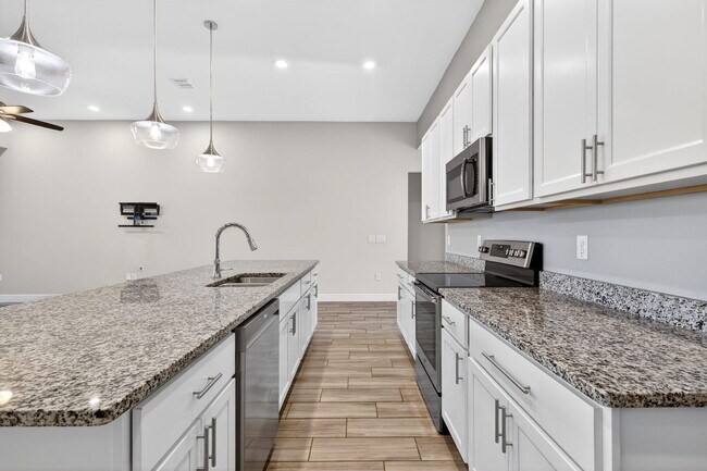 Building Photo - 4617 SW Keats St