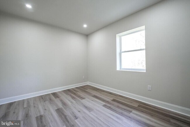 Building Photo - 8665 Center Rd