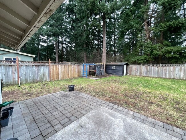 Building Photo - Beautiful 3 Bedroom 2 Bath Home at Lawrence Lake!