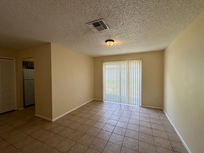 Building Photo - 3 bed 2 bath tri plex near UCF