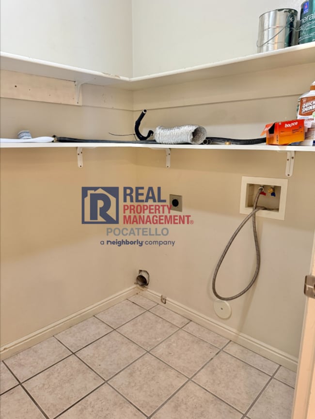 Building Photo - 3 Bed 1.5 Bath townhouse - 1 car garage