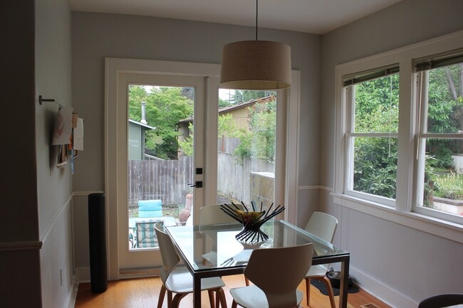 Building Photo - Beautiful Queen Anne Craftsman Home!