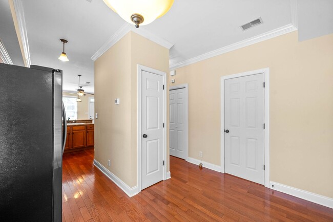 Building Photo - 2 Bedroom 2 1/2 Bath Dog Friendly Condo Fo...