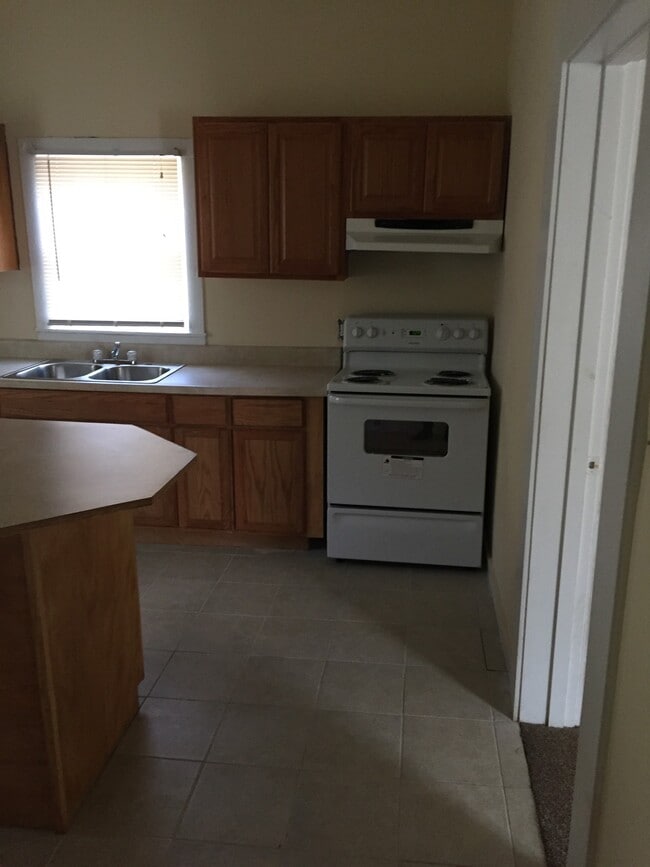 Building Photo - 619 E Solomon St