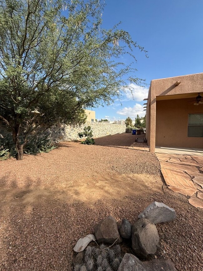 Building Photo - Beautiful 3 Bedroom Home! Available Now!