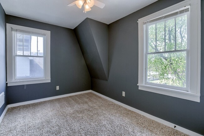 Building Photo - 6 Month Lease! 3Bed 2Bath with 3 Stall Garage!