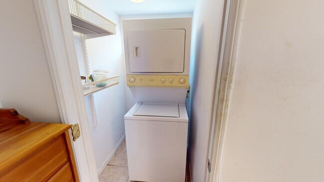 Building Photo - Charming One-Bedroom Backhouse in the cent...