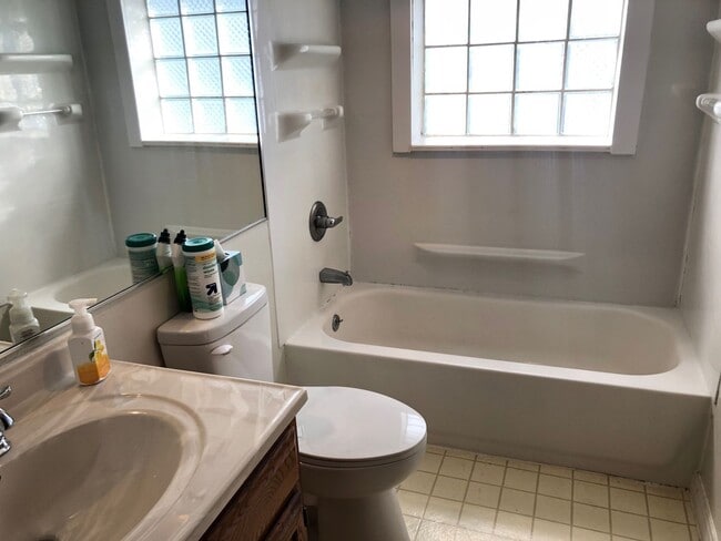 Building Photo - Extremely sharp, clean and roomy 2 BR Duplex in great location in Normal