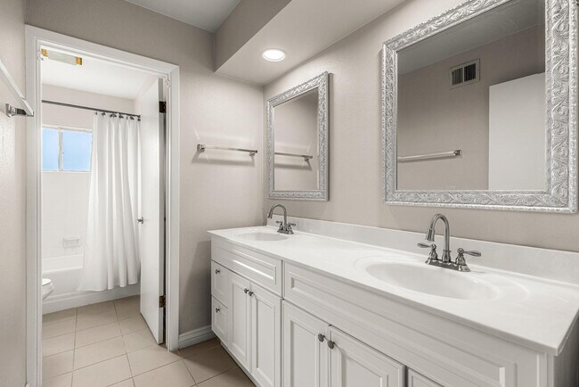 Building Photo - 6724 N 58th Pl