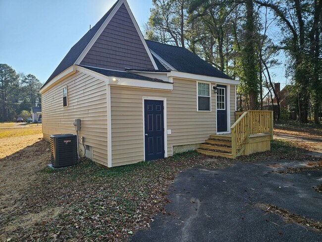 Building Photo - Like Brand New 3 Bedroom 2 Bath Home in Sandston!