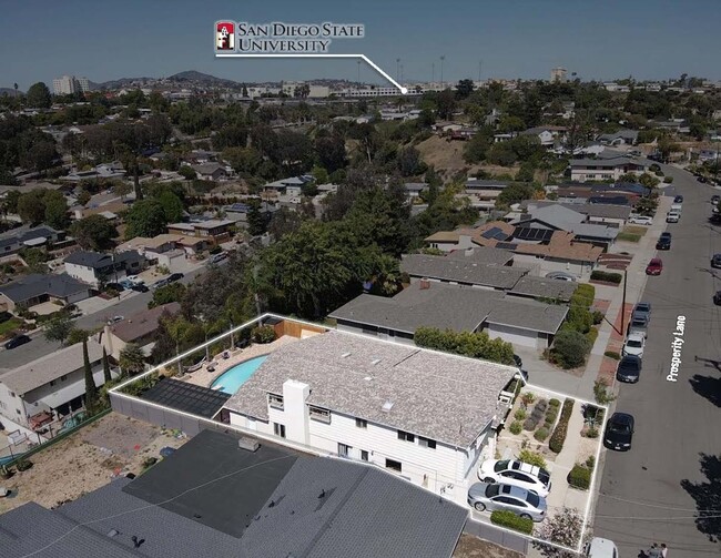 Building Photo - POOL house! BIG rooms! 8 Bedrooms (Lease o...