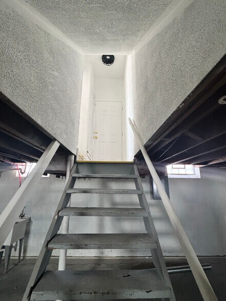 Building Photo - 5500 Chalmers St