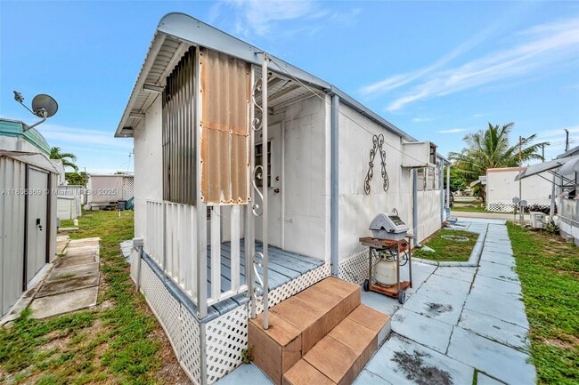 Building Photo - 346 Maple St