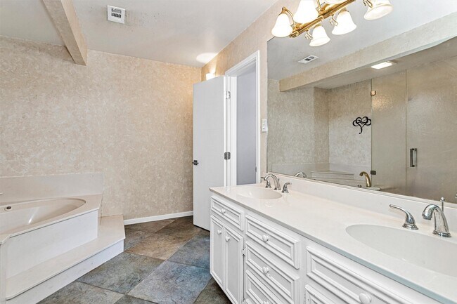 Building Photo - 50 April Point Dr S