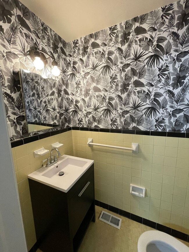 Building Photo - Precious updated centrally located home in Auburn