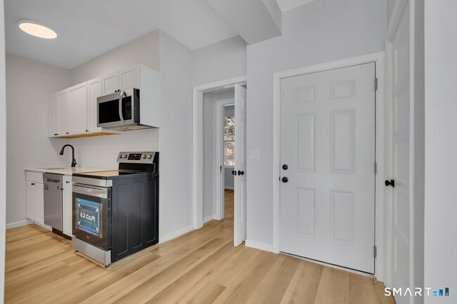 Building Photo - 192 Hartford Rd