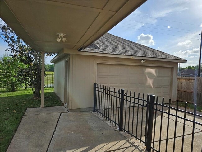 Building Photo - 7714 Bayou Green Ln