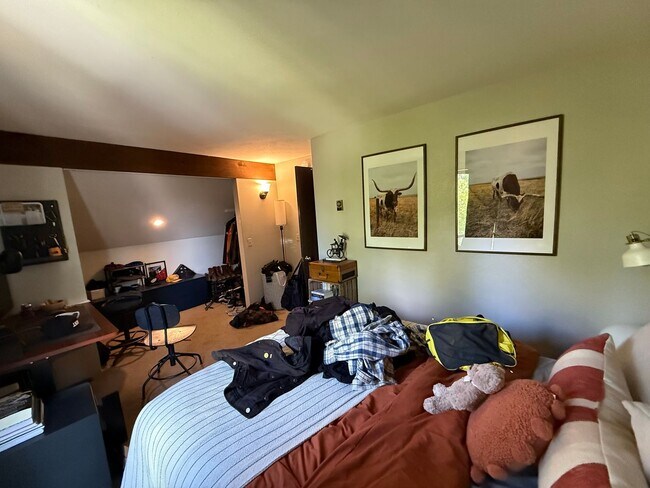 Building Photo - Spacious End-Unit Townhome in Scenic Shana...