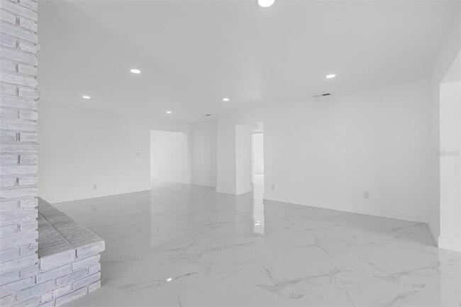 Building Photo - 520 115th Ave