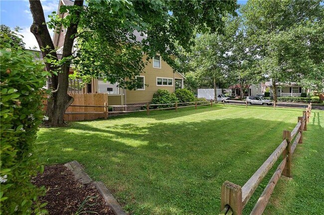 Building Photo - 318 Sprott Way