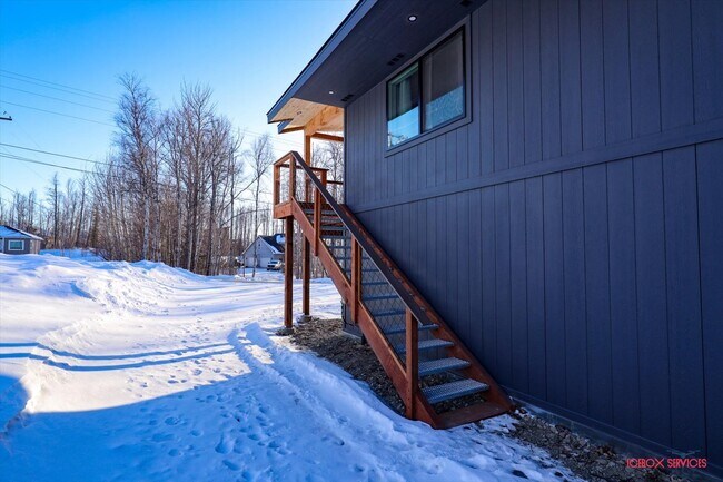 Building Photo - 7427 Twin Lakes Dr