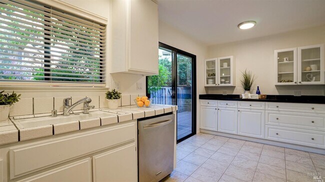 Building Photo - 16 Tudor Ct