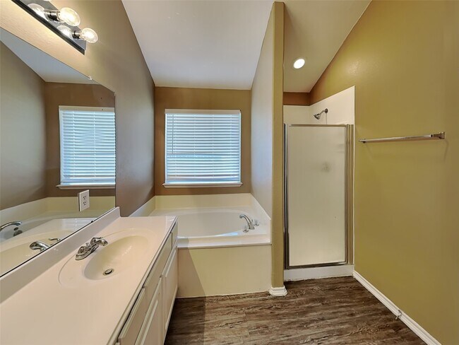 Building Photo - 18494 Sunrise Pines Dr