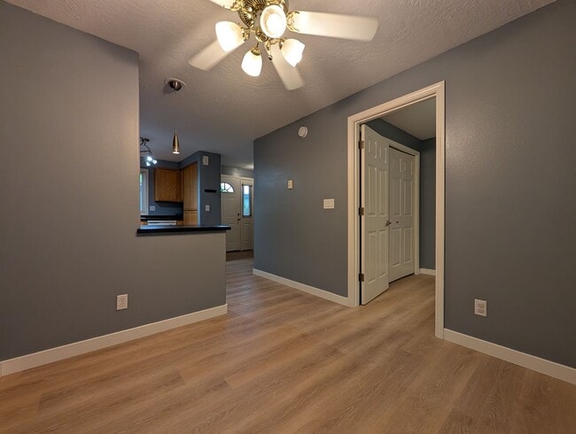 Building Photo - 2-Bedroom, 1.5-Bath Sunset Meadow Townhous...