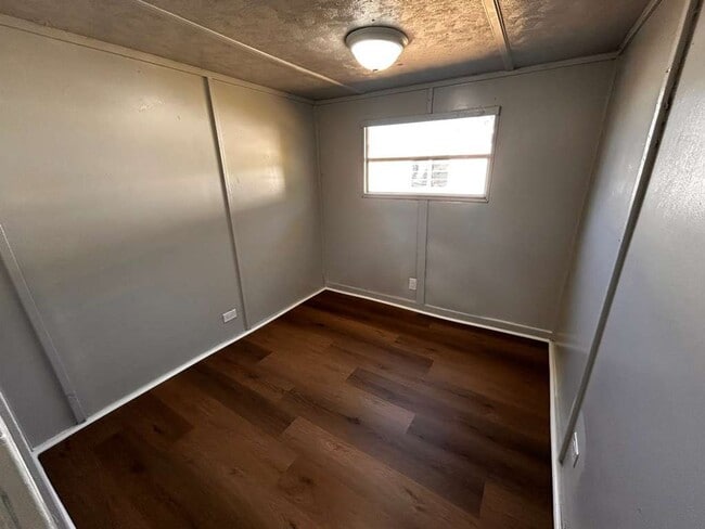 Building Photo - 710 S 50th St