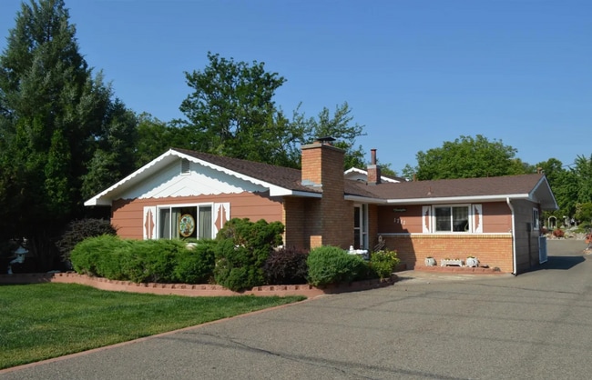 Primary Photo - Spacious Cottage on 1/2 Acre Lot