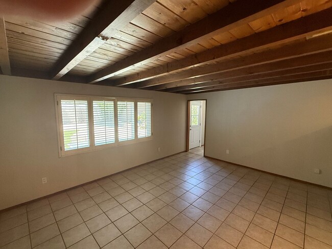 Building Photo - Lovely 3 Bedroom House w/ Finished Garage